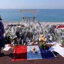 The triumphal boardwalk promenade des anglais was successively extended to reach the airport. Iuemprfmspgpmm