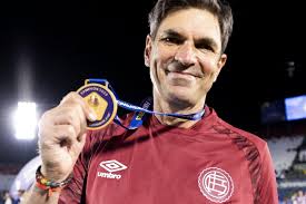 Lanús ganó con un doblete de Bou y trepó a la cima