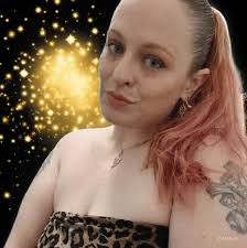 As part of a larger collaboration with Target Corporations, Kate Spades  Limited-edition plates were released April 2025 Color sceheme of all plates  include black, cream & green Each plate has an individual