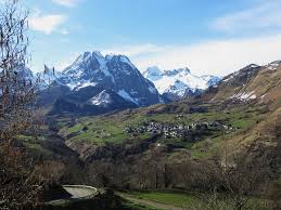 Le Village De Lescun Le Pic D Ansabere Et Le Massif Du Pic D Anie Vallee D Aspe Bearn Pyrenees Atlantiques Aquitaine France Pyrenees Natural Landmarks Small Towns