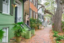 The andrew low house was built in 1848 and features an italianate exterior, and much opulence and elegance. 25 Gorgeous Savannah Photo Spots Map Our Escape Clause