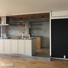 2018 04 24 床上げをしてアイランドキッチン仕様に 無垢の材質とモルタル 黒壁のバランスが絶妙なお家 キッチン天井の木ルーバーが迫力あります ハコリノベ ハコリノベ不動産 リノベーション 中古マンション 無垢フローリング アイランドキッチ