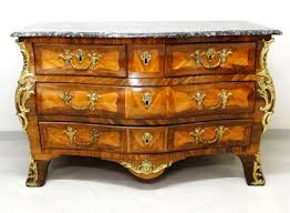 Elle zoé faisait remarquer que l'appartement était très commode, chaque pièce ouvrant sur le corridor. Commode Definition Anticstore