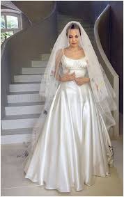 Angelina Joly Mit Bildern Beruhmte Hochzeitskleider Angelina Jolie Hochzeit Kleid Hochzeit