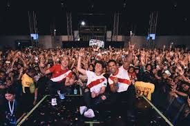 Se puso sevilla como nombre artístico en honor a su abuela berta sevilla. Juanpa Zurita Vistio La Camiseta De La Seleccion Y Arraso En El Peru Noticias Agencia Peruana De Noticias Andina