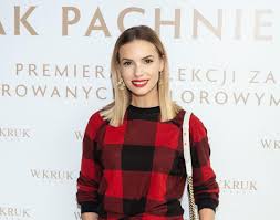 Grecki urlop uczciła, wylegując się nad basenem, sącząc prosecco i podziwiając malownicze widoki. Izabela Janachowska Otworzyla Swoj Pierwszy Showroom Moda I Trendy
