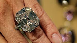Gems About Jewels Elizabeth Taylor S Jewels Go To Auction Elizabeth Taylor Jewelry Elizabeth Taylor Diamond Jewelry