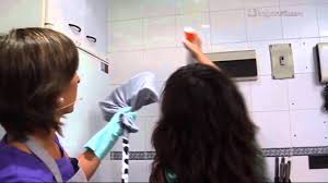 Otra opción para limpiar las paredes lavables, sean o no de azulejo, es mezclar en un cubo de agua tibia un chorrito de lavavajillas. Mision Impecable Limpiar Azulejos De La Cocina Youtube