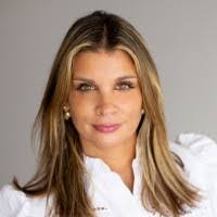 Elsa Lynch's Instagram, Twitter & Facebook