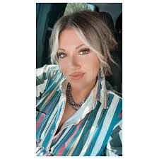 Sandra Deshong's Instagram, Twitter & Facebook