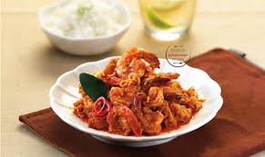 Teman nasi kuning biasanya adalah ayam suwir merah. Resep Udang Sambal Serai