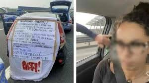 Sperona auto della polizia sulla A28 in diretta Instagram e si ferisce:  protestava contro il caro vita