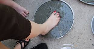 As you can see this one is giving a butterfly steppingstone ideas which is showcasing the innovative ideas for the outdoor spaces. A Great Idea For The Next House Family Stepping Stones Do One Each Year For The Kids Then When We Build Our Retirement Home We Ca Diy Stepping Stones Stone