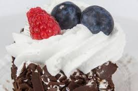 Recette Merveilleux Aux Fruits Rouges Et Chocolat Supertoinette Recette Dessert Fruits Rouges Dessert Gourmand
