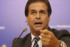 Cirujano argentino negó haber sido el profesional que injertó pelo a  Lacalle Pou en 2021