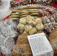This mega dessert tray boasts a whopping 70 cookies , and it clocks in at just $18.99. Does Anyone Have A Recipe For The Chocolate Chunk Coconut Cookies From Costco Cookie Tray The Bottom Right Ones In The Picture Costco