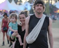 Alicia silverstone and her husband, musician christopher jarecki, issued an official statement in which they told fans about their decision to disperse after 20 years of living together. Bear Blu Is Alicia Silverstone S Son With Husband Christopher Jarecki Most Bizarre Heart