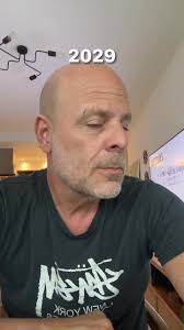 Bruce Willis: El Hombre Mayor y Divertido