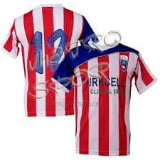 kirmizi beyaz bubuklu bayern munih forma futbol hali saha renkler