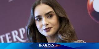 Lily Collins Beri Pesan Menyentuh untuk Ayahnya, Phil Collins, yang  Berulang Tahun ke-71