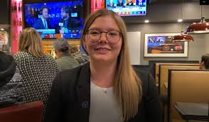 La candidate péquiste Daphnée Paquin-Auger remercie les électeurs