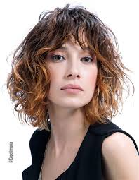 Carrè scalato · capelli mossi con ciuffo laterale · capelli lunghi o medio lunghi con frangia. Taglio Medio