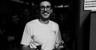 Nichilista, torinese e disoccupato perché dire rapper fa subito bimbominkia e dire cantautore fa subito festa dell'unità willie.lnk.to/maidiremai. Sanremo 2021 Willie Peyote Il Rapper Laureato In Scienze Politiche Che Ha Attaccato Matteo Salvini E Gigi Buffon Il Fatto Quotidiano