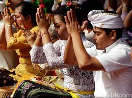 Selain mengobati secara fisik, berdoa juga termasuk jalan spiritual untuk memohon kesembuhan. Asal Usul Siwaratri Malam Peleburan Dosa Yang Dirayakan Umat Hindu