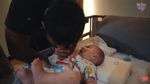Infus sendiri berisi nutrisi yang dibutuhkan oleh badan agar dapat bertahan dan menjadi. 9 Potret Baby Air Anak Irish Bella Dirawat Di Rumah Sakit Alami Infeksi Pencernaan Tangan Bengkak Kena Infus Kapanlagi Com