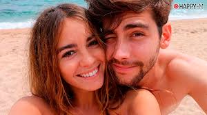 Después de algunos días de incertidumbre y rumores entre los fans de ambos en las redes sociales, que apuntaban que la pareja podría haberse comprometido a raíz de una fotografía publicada por ella en la que se veía al catalán. Alvaro Soler Y Sofia Ellar El Pelo De Ella Termina Ardiendo Por Una Vela