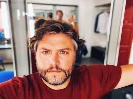 He is an actor,tv presenter and comedian. Cesar Mourao Muda Radicalmente De Visual Humorista Esta Louro
