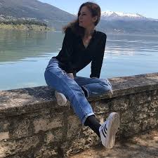 Σπούδασε υποκριτική στην σχολή του θεοδοσιάδη. Gene8lia Gia Thn Aggelikh Lamprh Fthis Gr