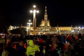 Milhares de fiéis assistem à Procissão das Velas no Santuário de Fátima.  Acompanhe em direto - Sociedade - Correio da Manhã