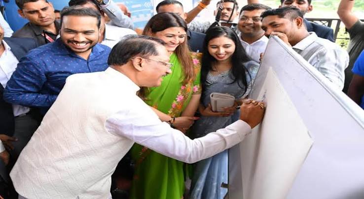 ग्रामीण छात्रों तक पहुंचेगी एआई और रोबोटिक्स की पढ़ाई: मुख्यमंत्री साय ने 'भावना दीदी की साइंस पाठशाला' मोबाइल लैब को दिखाई हरी झंडी – Dastak ...