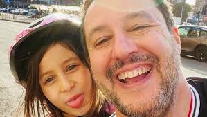 Matteo salvini nasce il 9 marzo del 1973 a milano ed oggi è un politico italiano e segretario del partito lega nord. Gli Auguri Di Salvini Con La Figlia Su Twitter Buona Pasqua Da Noi La Repubblica
