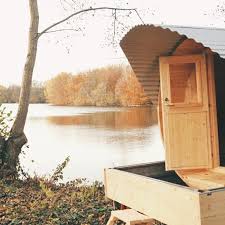 Fasssaunen Sind Komplett Autark Der Ofen Wird Mit Holz Erhitzt Es Wird Kein Stromanschluss Gebraucht Der Saunagang In Ei In 2020 Sauna Im Garten Saunaofen Fasssauna