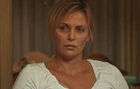 Νοτιοαφρικανικής καταγωγής αμερικανίδα ηθοποιός και μοντέλο, που φημίζεται για την υποκριτική της ευελιξία κι έχει βραβευτεί ήδη με ένα όσκαρ. Sygklonizei H Sarliz 8eron Abafh Kai Me 15 Kila Epipleon Photos To Pontiki