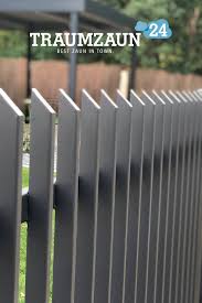 Modern Oder Klassisch Der Zaun Acheron Ist Sehr Modern Im Design Mit Schragen Profilen Zaun Garten Bepflanzen Garten Gestalten