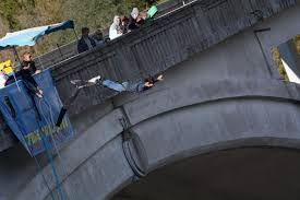 La traversée demande des nerfs aussi solides que les câbles qui tiennent l'ouvrage, préviennent les. Saut A L Elastique Proche Marseille Pont De L Artuby Verdon Paca
