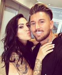 Nun postete die gewinnerin von „love island ein süßes. Ein Monat Nach Der Geburt So Flach Ist Elena Miras Bauch Promiflash De