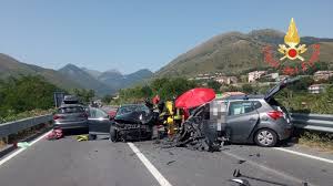 Incidente sulla Statale 18: muore una donna in un violento scontro tra più  vetture, ferito anche un bambino - ABM Report
