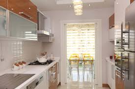 Eğer mutfak için ayırdığınız alan biraz daha genişse, daha büyük bir tezgah ve oturma alanından yararlanabilirsiniz. Mutfak Modern Mutfak Tasarim Ahsap Beyaz Akrilik Tezgah Mutfak Ve Yemek Masasi Asma Tavan Modelleri Mutfak Tavan Modell Mutfak Mutfak Fikirleri Tasarim