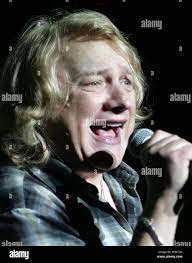 Lou Gramm esegue in concerto a un beneficio per voci contro il cancro al  cervello al Fillmore a Miami Beach il 14 aprile 2011 Foto stock