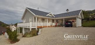 Greenville Holzhaus Im Amerikanischen Stil Trotz Steilem Hang Kommen Die Besitzer Bequem Vom Carport Zum Haus Haus Schwedenhaus Outdoor Dekorationen