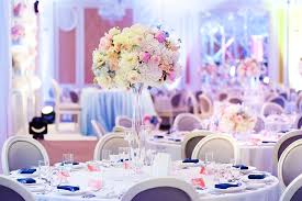 Lors d'un mariage, donner un nom aux tables du lieu de réception est un élément plaisant, mais aussi utile : Plan De Table Mariage