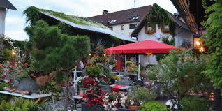 With 8,000 seats under gigantic chestnut trees, hirschgarten is the world's largest beer garden. Home Kiningers Hirsch