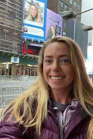 Treo biển 'tuyển con rể' giữa Quảng trường Thời đại