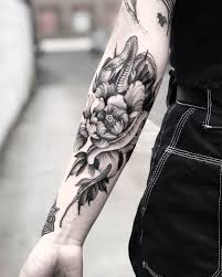 Un tatouage de rose est un dessin typique, symbolisant souvent un équilibre entre la beauté et la couleur de la fleur que vous avez choisie est également liée à la signification : 100 Magnifiques Tatouages Avant Bras Pour Femme Tatouez