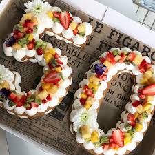 Cette Jeune Patissiere Est La Reine Des Gateaux D Anniversaire Sur Instagram Gateau En Chiffre Gateau 50 Ans Gateau Anniversaire Original
