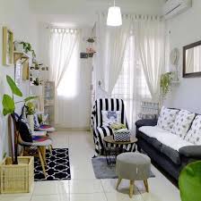Dekorasi tempat ini dilengkapi rak untuk menyimpan berbagai buku, kursi bersantai, sofa yang nyaman serta empuk dan karpet yang bersih serta bermotif elegan. Model Dekorasi Ruang Tamu Minimalis Berbagai Ukuran 3x3 3x4 Dll